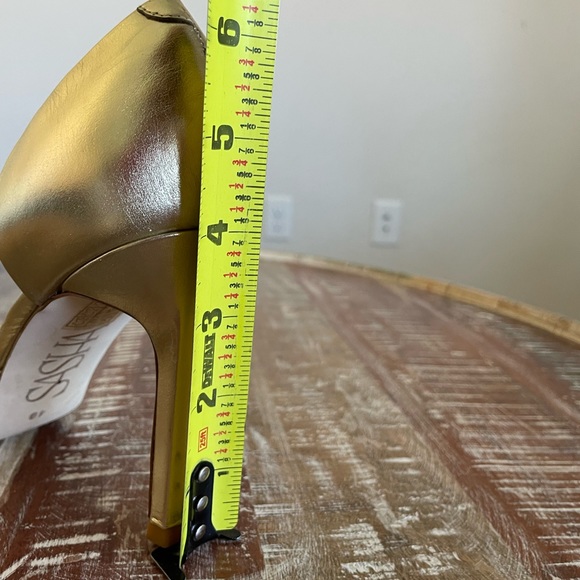 Barely worn Sasha New York heels in gold - Picture 4 of 7